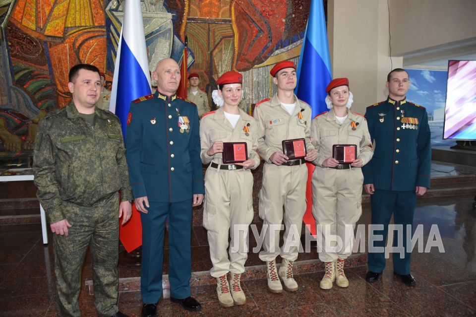 В Краснодоне прошла церемония посвящения в «ЮНАРМИЮ» В Краснодоне прошла церемония посвящения в «ЮНАРМИЮ»
