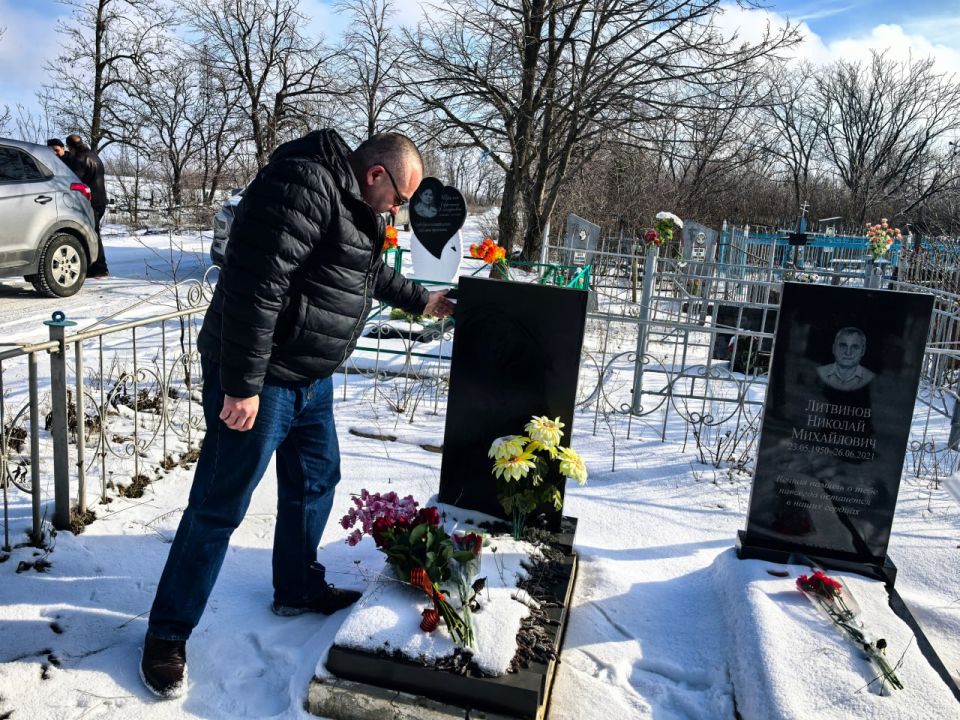 Сегодня, в День защитника Отечества, в Молодогвардейске почтили память старшего лейтенанта милиции Вячеслава Николаевича Литвинова, сотрудника уголовного розыска, который отдал свою жизнь в борьбе с преступностью Сегодня, в День защитника Отечества, в Молодогвардейске почтили память старшего лейтенанта милиции Вячеслава Николаевича Литвинова, сотрудника уголовного розыска, который отдал свою жизнь в борьбе с преступностью