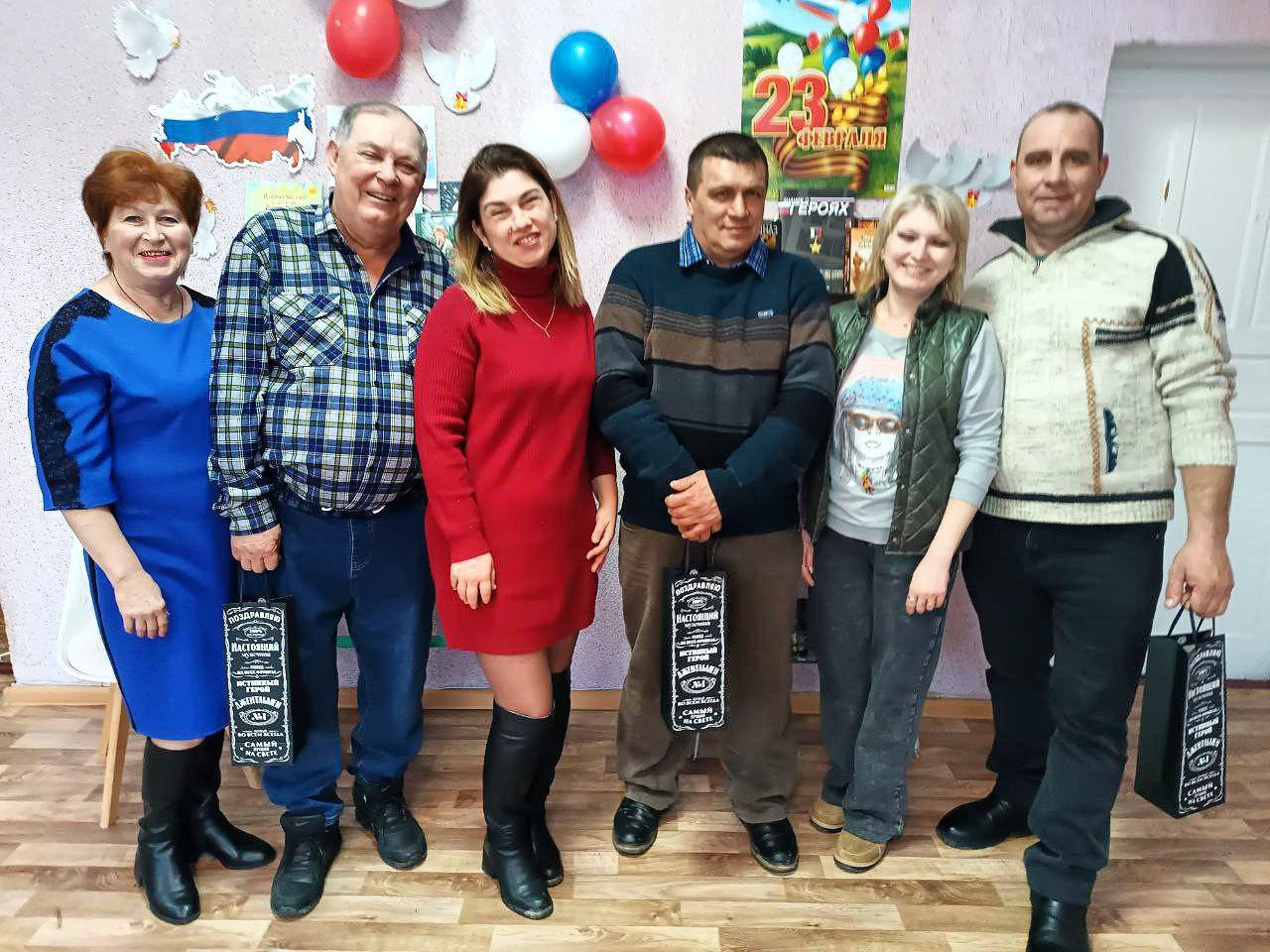 В День защитника Отечества мы отдаем дань уважения и благодарности тем, кто мужественно защищал родную землю от захватчиков, и тем, кто в мирное время несёт нелегкую и ответственную службу В День защитника Отечества мы отдаем дань уважения и благодарности тем, кто мужественно защищал родную землю от захватчиков, и тем, кто в мирное время несёт нелегкую и ответственную службу