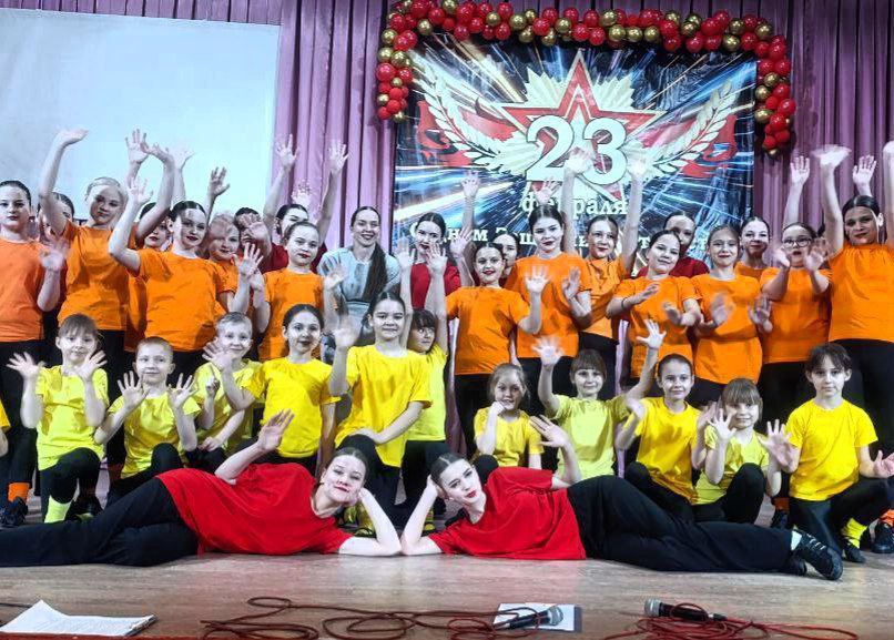 В День защитника Отечества мы отдаем дань уважения и благодарности тем, кто мужественно защищал родную землю от захватчиков, и тем, кто в мирное время несёт нелегкую и ответственную службу В День защитника Отечества мы отдаем дань уважения и благодарности тем, кто мужественно защищал родную землю от захватчиков, и тем, кто в мирное время несёт нелегкую и ответственную службу