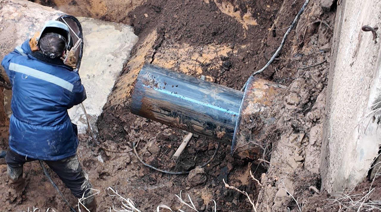 Специалисты компании «ТюменьБурСтрой» заменили участок трубы (диаметром 700) на водоводе в районе шахты Баракова Специалисты компании «ТюменьБурСтрой» заменили участок трубы (диаметром 700) на водоводе в районе шахты Баракова