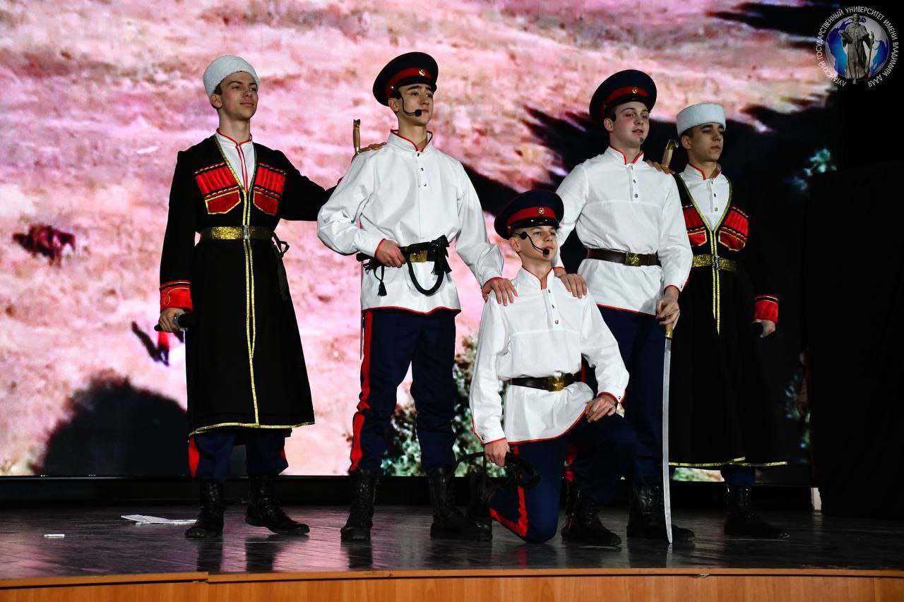 Виктор Водолацкий: В День защитника Отечества вокальный ансамбль Луганского кадетского корпуса принял участие в большом патриотическом концерте Виктор Водолацкий: В День защитника Отечества вокальный ансамбль Луганского кадетского корпуса принял участие в большом патриотическом концерте