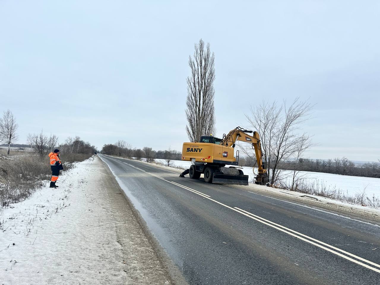 Вдоль автодороги Белое – Лутугино ведутся работы по удалению дикорастущей поросли Вдоль автодороги Белое – Лутугино ведутся работы по удалению дикорастущей поросли