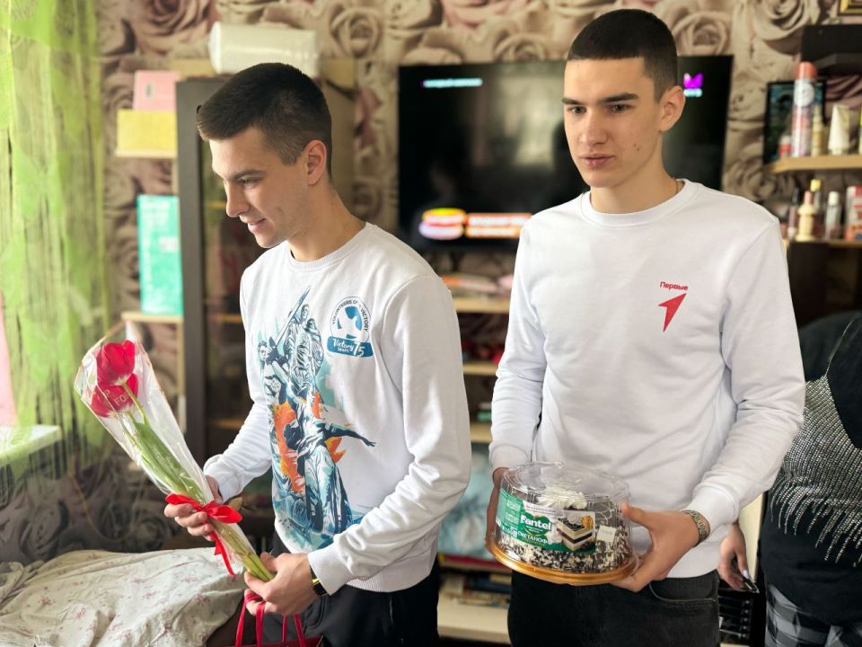 В День защитника Отечества заместитель главы Администрации Антрацитовского муниципального округа Наталья Шаталова совместно с депутатом Совета округа Владиславом Сенецким, молодогвардейцами, волонтёрами Победы и активистами... В День защитника Отечества заместитель главы Администрации Антрацитовского муниципального округа Наталья Шаталова совместно с депутатом Совета округа Владиславом Сенецким, молодогвардейцами, волонтёрами Победы и активистами...