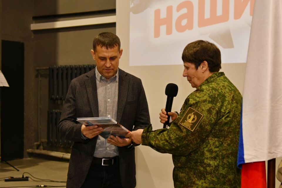 Сегодня в Молодежном центре почтили подвиг наших земляков, павших при штурме г.Счастье Сегодня в Молодежном центре почтили подвиг наших земляков, павших при штурме г.Счастье