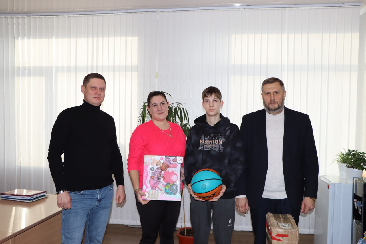 Евгений Бондарь: В рамках всероссийской благотворительной акции «Ёлка желаний» нашему юному жителю Дмитрию вручил долгожданный подарок от имени Главы Удмуртской Республики, секретаря регионального отделения партии «Единая...