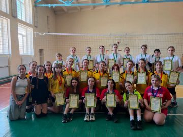 В спортивном зале Хорошенской средней школы имени А. Еременко состоялся открытый турнир по волейболу, посвященный Дню защитника Отечества