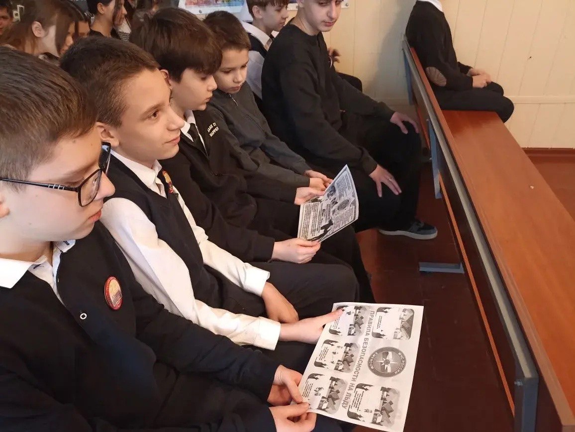 Сотрудники МЧС рассказали о важности безопасности на льду учащимся Лутугинской средней школы №1 Сотрудники МЧС рассказали о важности безопасности на льду учащимся Лутугинской средней школы №1