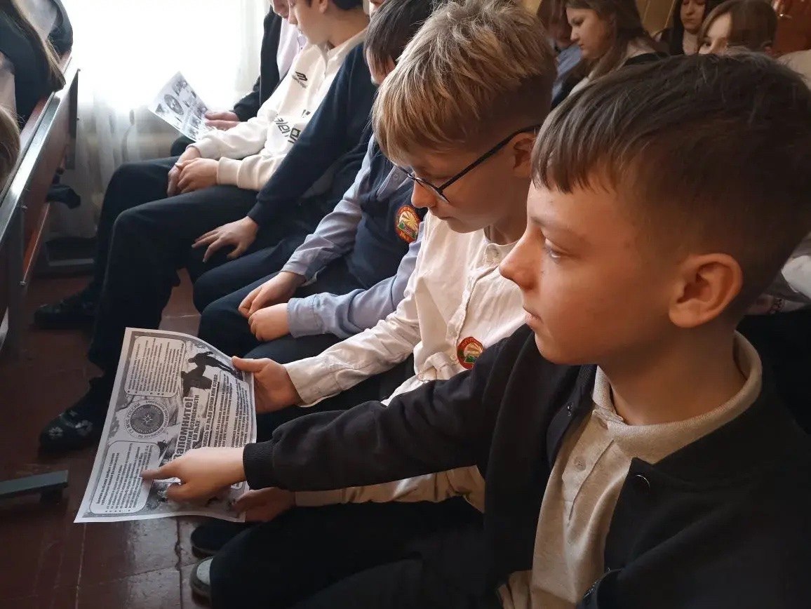 Сотрудники МЧС рассказали о важности безопасности на льду учащимся Лутугинской средней школы №1 Сотрудники МЧС рассказали о важности безопасности на льду учащимся Лутугинской средней школы №1