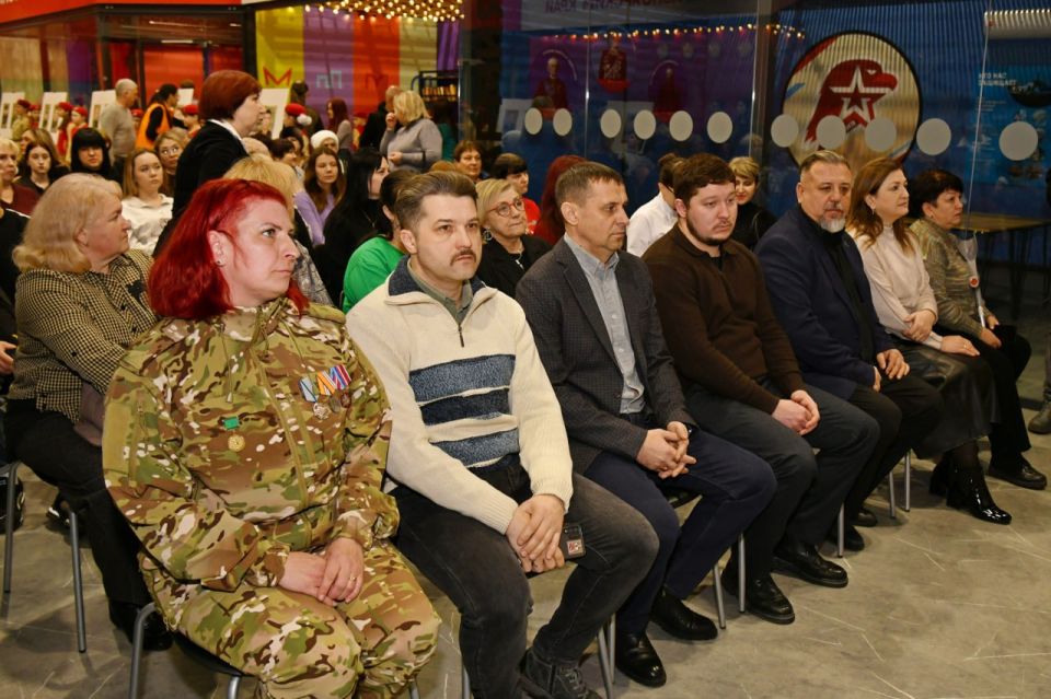 Сегодня в Молодежном центре почтили подвиг наших земляков, павших при штурме г.Счастье Сегодня в Молодежном центре почтили подвиг наших земляков, павших при штурме г.Счастье