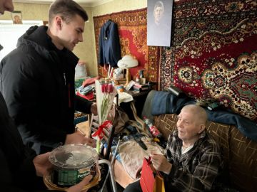 В День защитника Отечества заместитель главы Администрации Антрацитовского муниципального округа Наталья Шаталова совместно с депутатом Совета округа Владиславом Сенецким, молодогвардейцами, волонтёрами Победы и активистами...