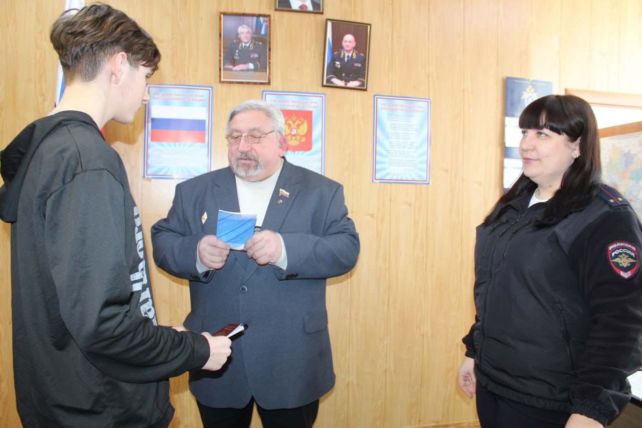 Сегодня накануне Дня защитника Отечества двое молодых жителей Беловодского муниципального округа получили паспорта гражданина Российской Федерации Сегодня накануне Дня защитника Отечества двое молодых жителей Беловодского муниципального округа получили паспорта гражданина Российской Федерации