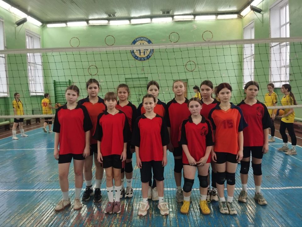 С 19 по 20 февраля спортсменки Краснолучской детско-юношеской спортивной школы № 2 сражались за победу на Первенстве ЛНР по волейболу среди девочек 2012 года рождения и младше в городе Луганск