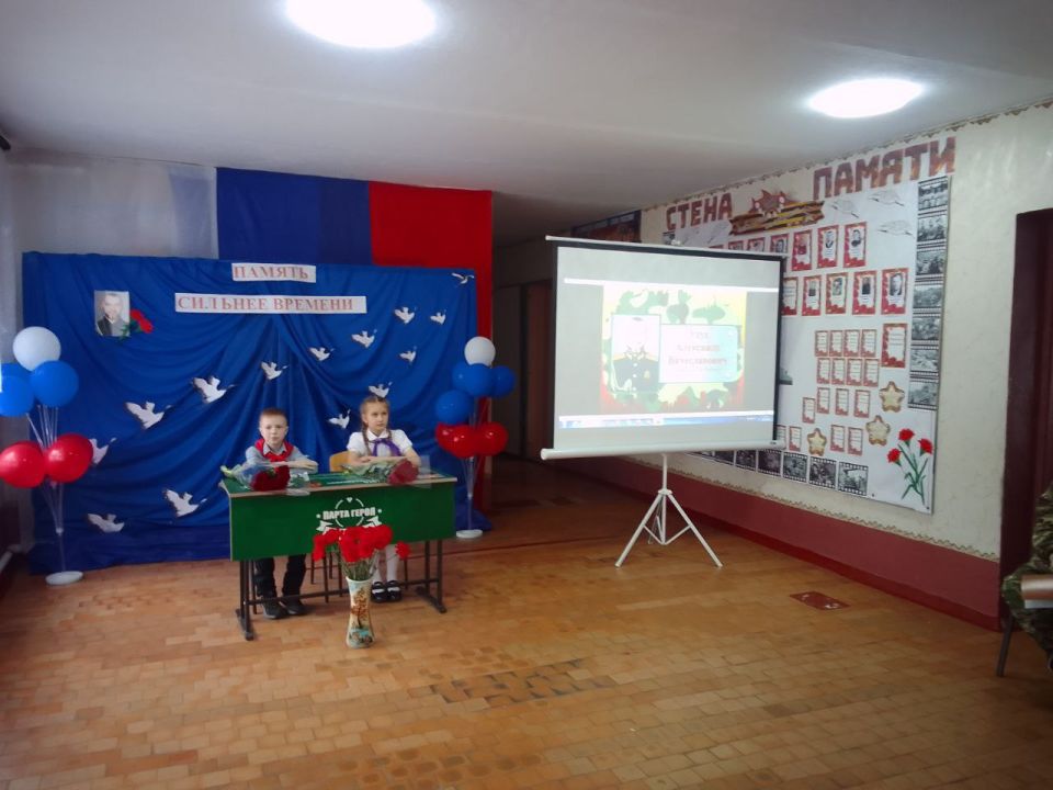 В Энгельской основной школе открыли «Парту Героя» В Энгельской основной школе открыли «Парту Героя»