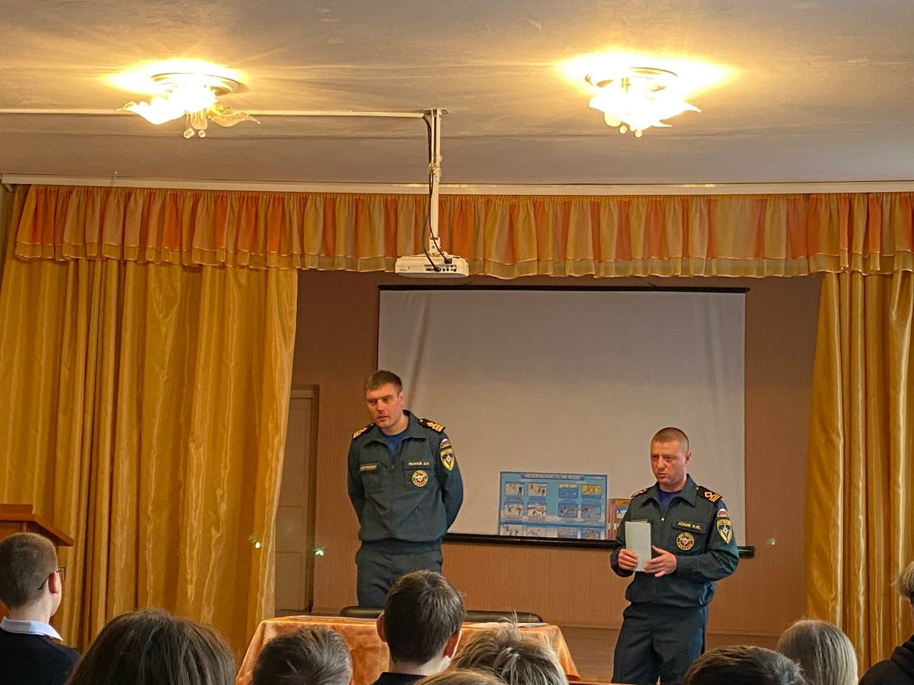 Сотрудники МЧС рассказали о важности безопасности на льду учащимся Лутугинской средней школы №1