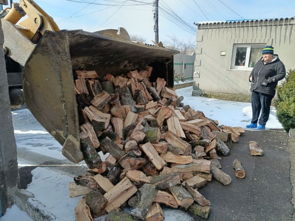 Семье погибшего участника СВО оказана помощь в подвозе дров Семье погибшего участника СВО оказана помощь в подвозе дров