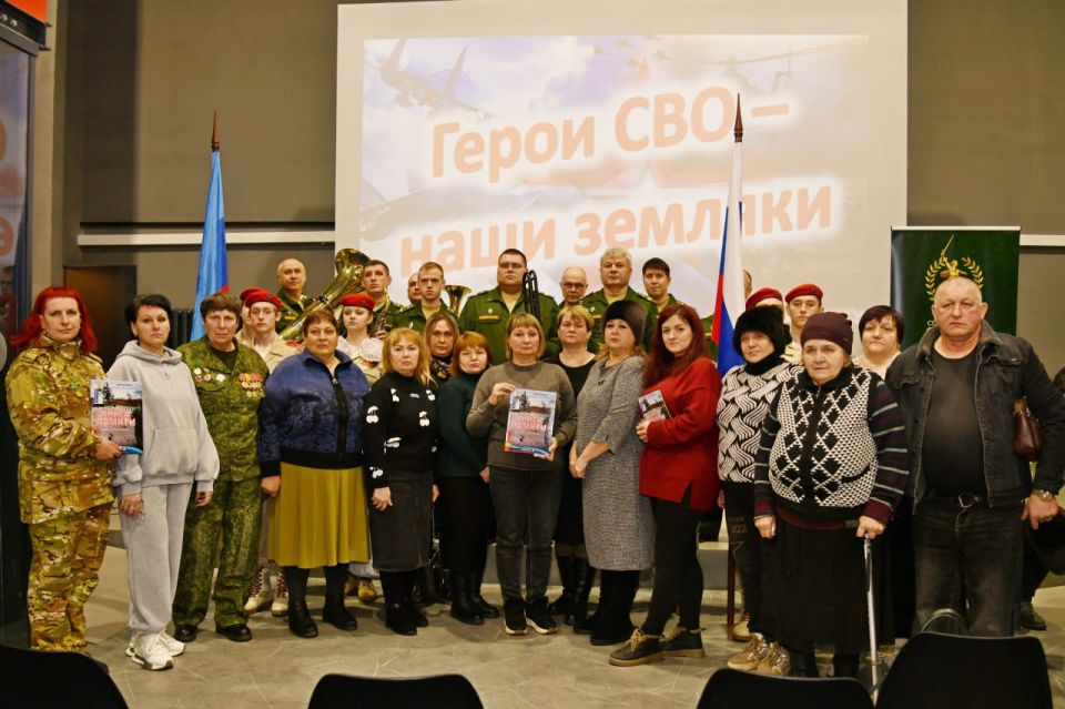 Сегодня в Молодежном центре почтили подвиг наших земляков, павших при штурме г.Счастье Сегодня в Молодежном центре почтили подвиг наших земляков, павших при штурме г.Счастье