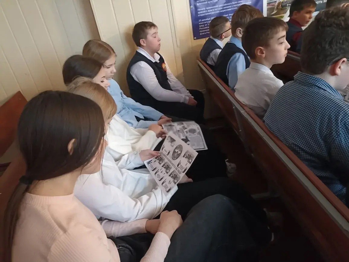 Сотрудники МЧС рассказали о важности безопасности на льду учащимся Лутугинской средней школы №1 Сотрудники МЧС рассказали о важности безопасности на льду учащимся Лутугинской средней школы №1