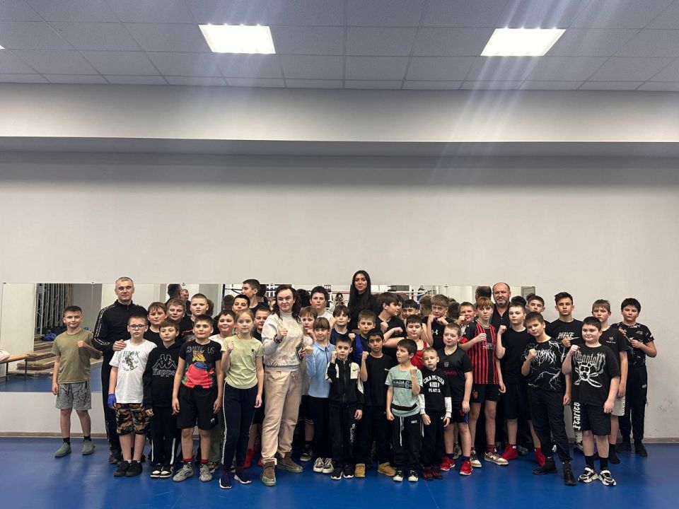 Звезды спорта посетили Краснодонскую спортивную школу с подарками и напутствиями Звезды спорта посетили Краснодонскую спортивную школу с подарками и напутствиями
