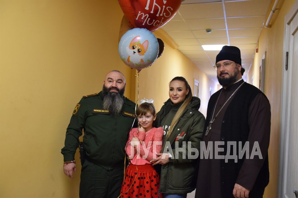 Представители Народного фронта посетили пункт временного размещения в городе Ровеньки Представители Народного фронта посетили пункт временного размещения в городе Ровеньки