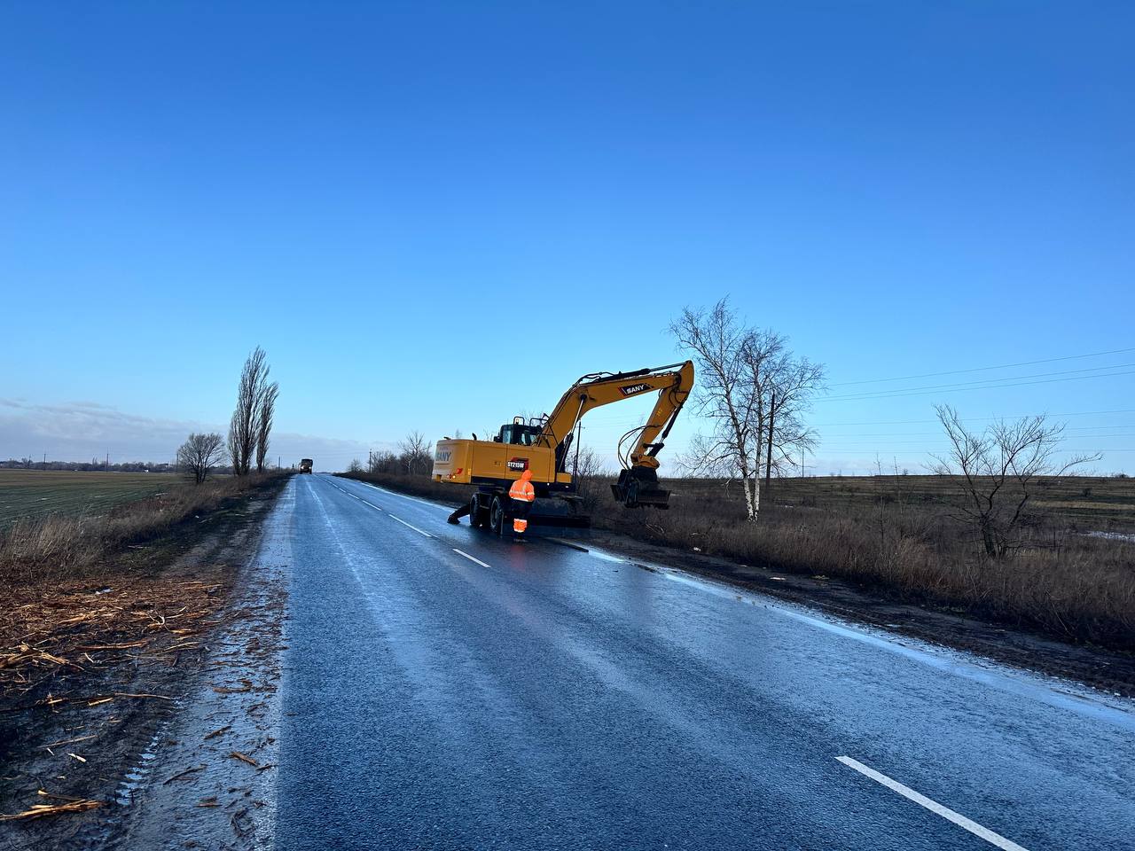 Вдоль автодороги Белое – Лутугино ведутся работы по удалению дикорастущей поросли Вдоль автодороги Белое – Лутугино ведутся работы по удалению дикорастущей поросли