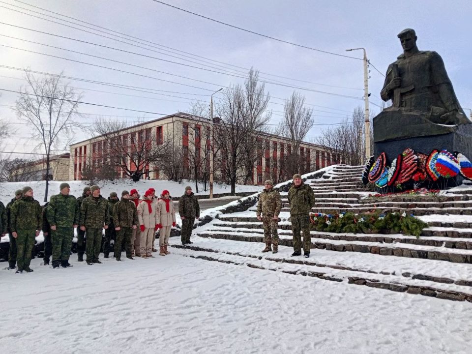 Юнармейцы Брянковского колледжа ЛГПУ почтили память героев Юнармейцы Брянковского колледжа ЛГПУ почтили память героев