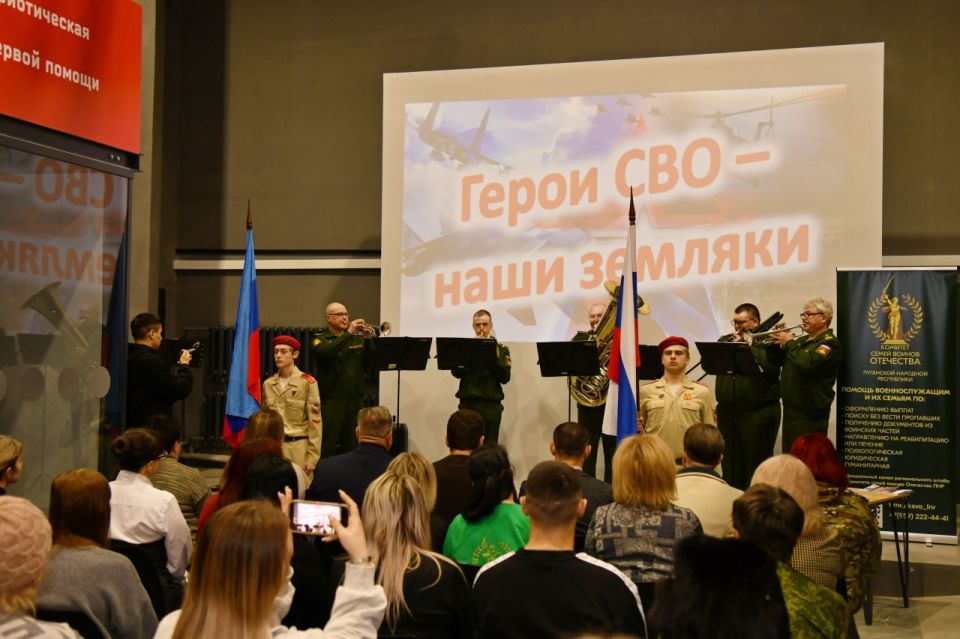 Сегодня в Молодежном центре почтили подвиг наших земляков, павших при штурме г.Счастье Сегодня в Молодежном центре почтили подвиг наших земляков, павших при штурме г.Счастье