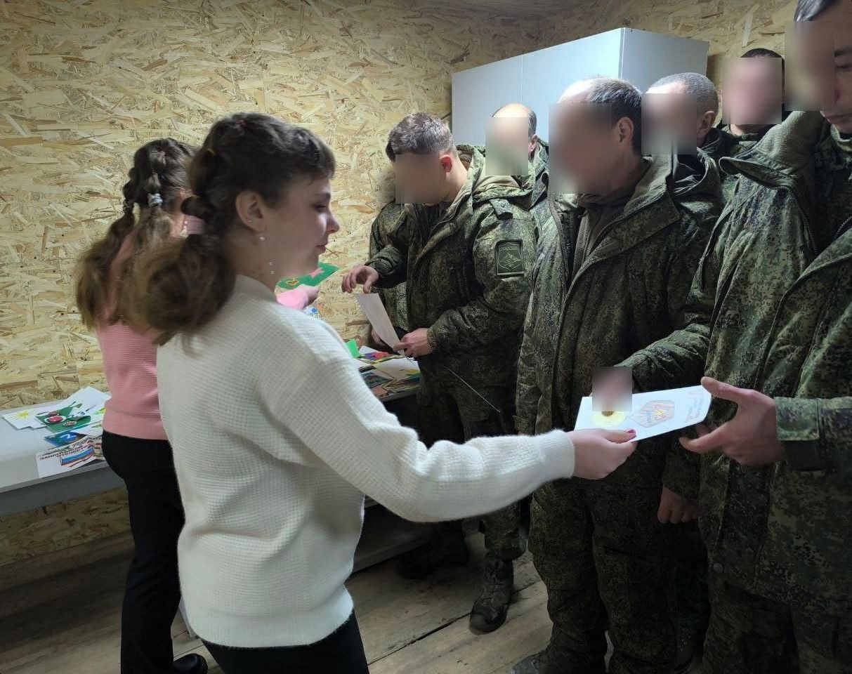 В День защитника Отечества в Лисичанске состоялся выездной концерт для военнослужащих, находящихся в зоне СВО В День защитника Отечества в Лисичанске состоялся выездной концерт для военнослужащих, находящихся в зоне СВО