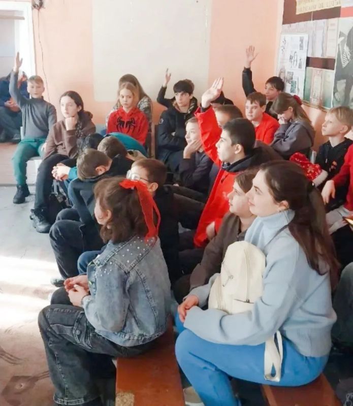 В выходные в Ровеньковском центре детского, юношеского туризма и краеведения прошло познавательное и весёлое мероприятие, посвящённое культуре Китая и новогодним традициям китайского народа В выходные в Ровеньковском центре детского, юношеского туризма и краеведения прошло познавательное и весёлое мероприятие, посвящённое культуре Китая и новогодним традициям китайского народа