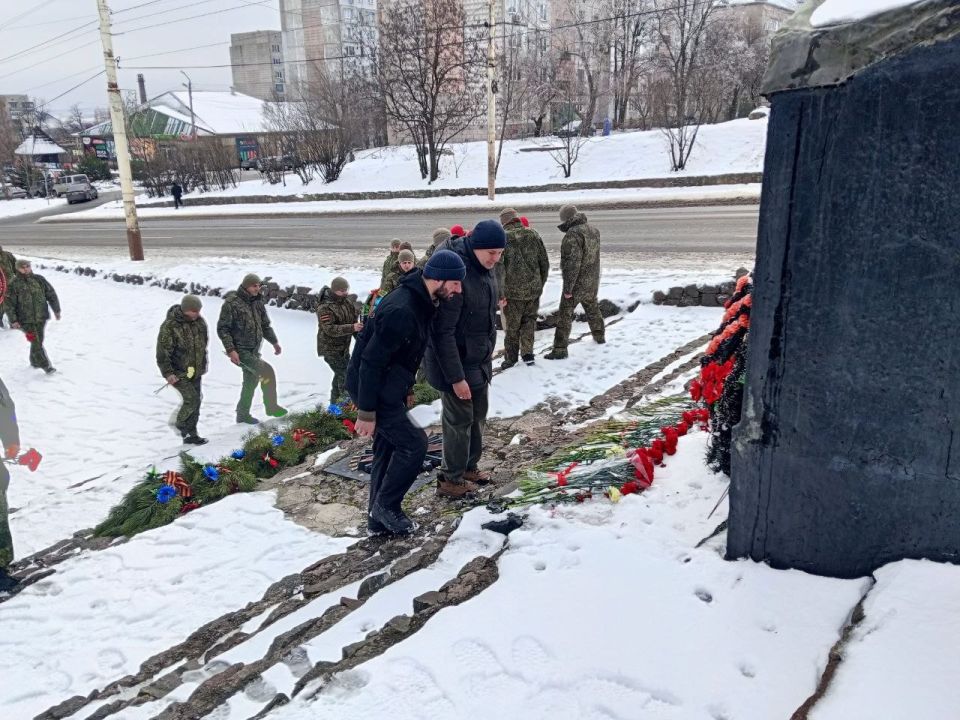 Юнармейцы Брянковского колледжа ЛГПУ почтили память героев Юнармейцы Брянковского колледжа ЛГПУ почтили память героев