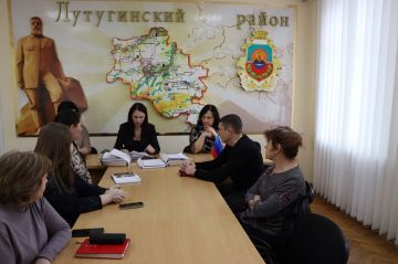 В Администрации Лутугинского муниципального округа состоялось заседание общественной комиссии по организации и проведению голосования по отбору территорий, подлежащих благоустройству в рамках реализации программ...