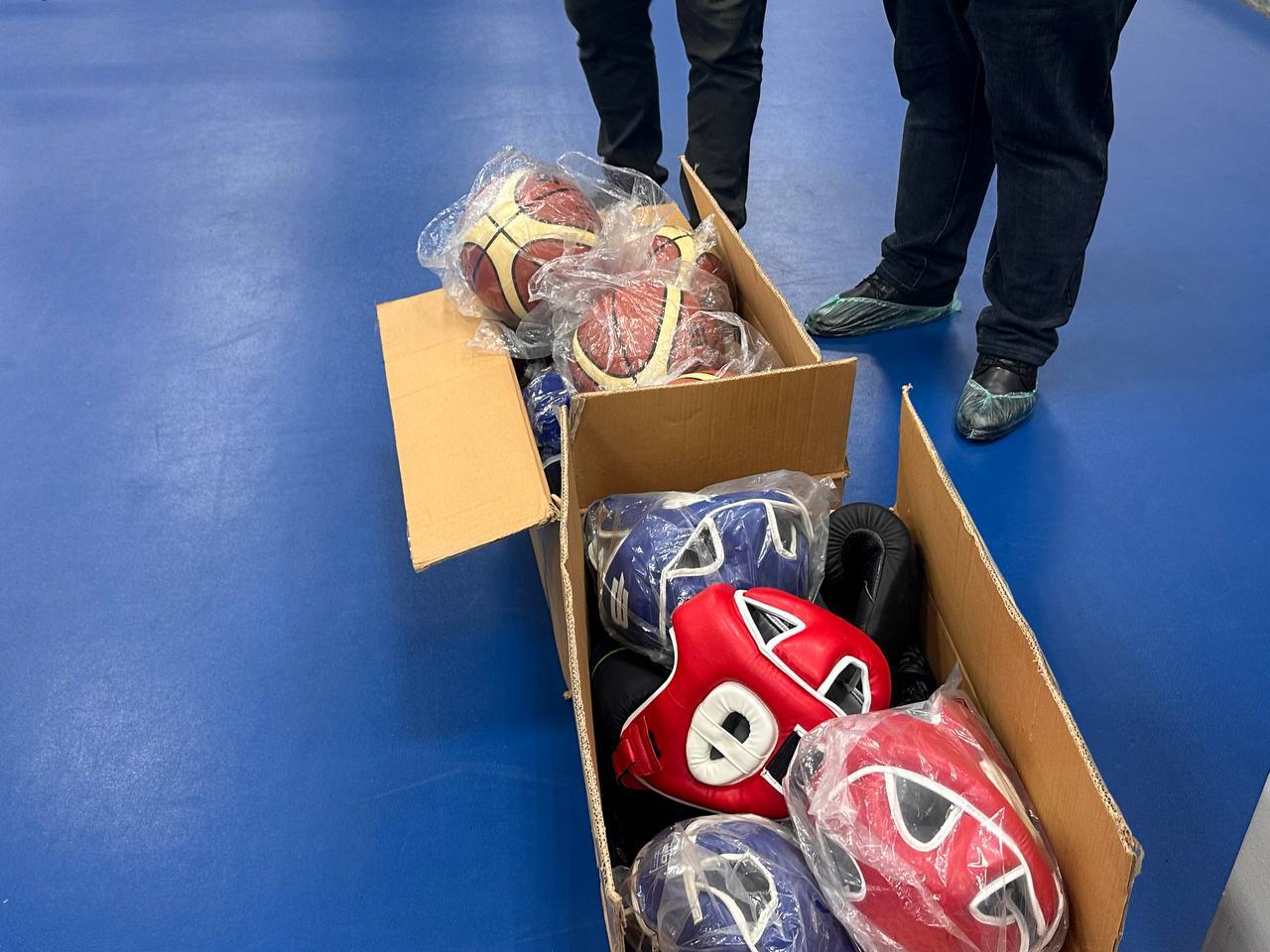 Звезды спорта посетили Краснодонскую спортивную школу с подарками и напутствиями Звезды спорта посетили Краснодонскую спортивную школу с подарками и напутствиями