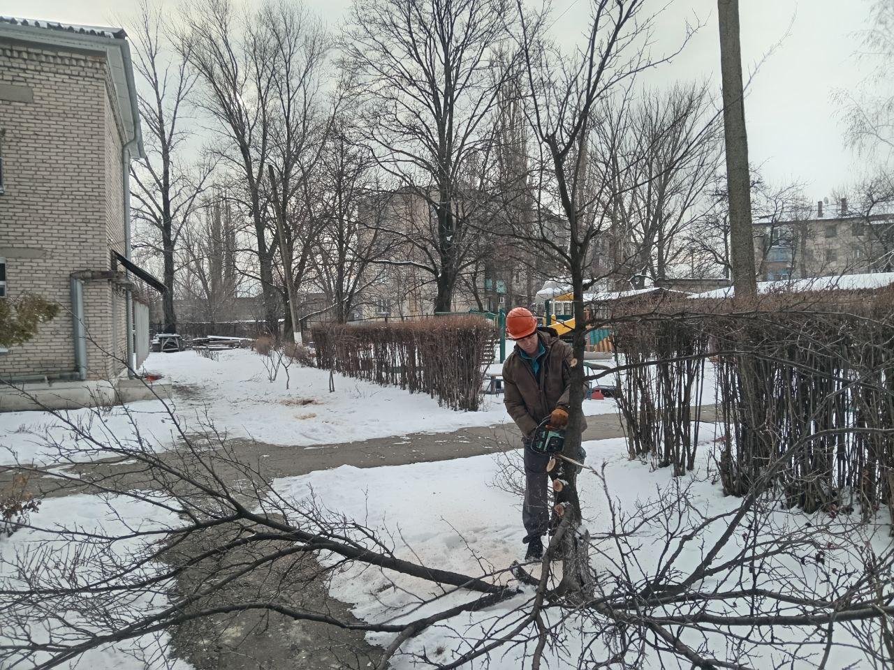 Бригада из Удмуртии провела санитарную опиловку деревьев вблизи детского сада «Росинка» посёлка Белореченский Бригада из Удмуртии провела санитарную опиловку деревьев вблизи детского сада «Росинка» посёлка Белореченский