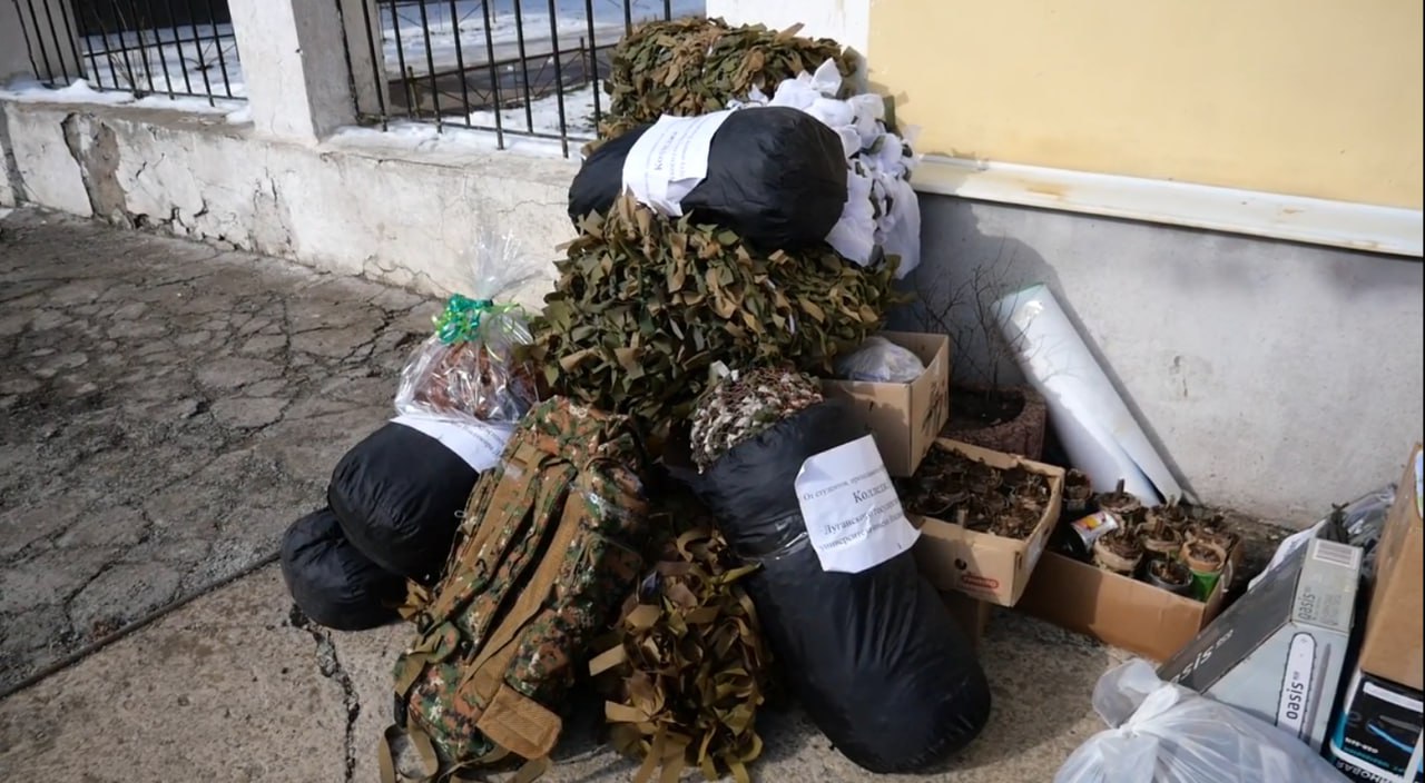 Луганские единороссы передали тонну гумпомощи бойцам в Счастье Луганские единороссы передали тонну гумпомощи бойцам в Счастье