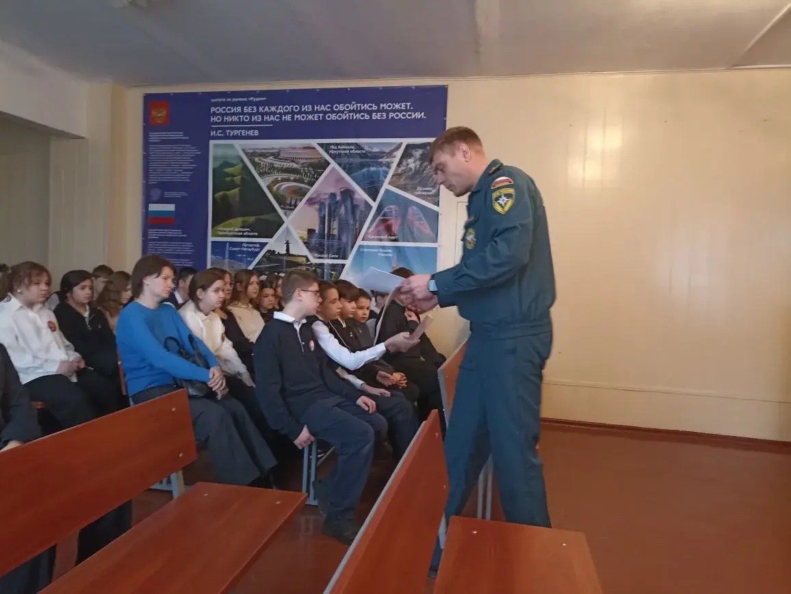 Сотрудники МЧС рассказали о важности безопасности на льду учащимся Лутугинской средней школы №1 Сотрудники МЧС рассказали о важности безопасности на льду учащимся Лутугинской средней школы №1