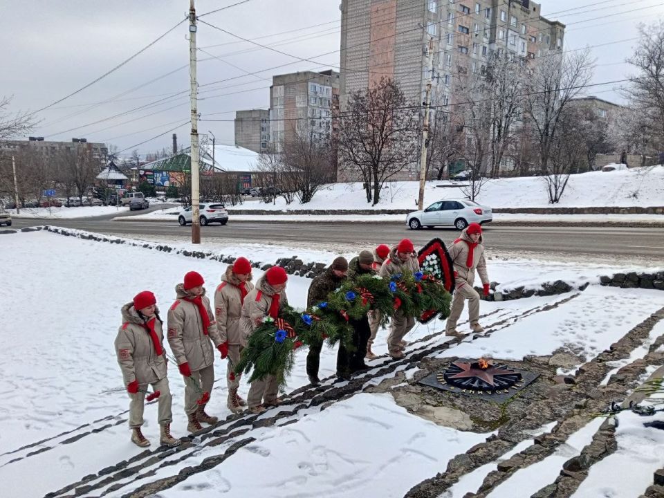 Юнармейцы Брянковского колледжа ЛГПУ почтили память героев Юнармейцы Брянковского колледжа ЛГПУ почтили память героев