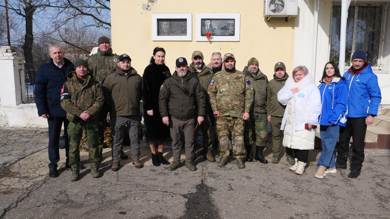Луганские единороссы передали тонну гумпомощи бойцам в Счастье Луганские единороссы передали тонну гумпомощи бойцам в Счастье