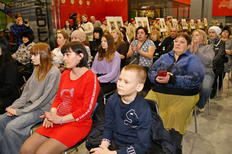 Сегодня в Молодежном центре почтили подвиг наших земляков, павших при штурме г.Счастье Сегодня в Молодежном центре почтили подвиг наших земляков, павших при штурме г.Счастье