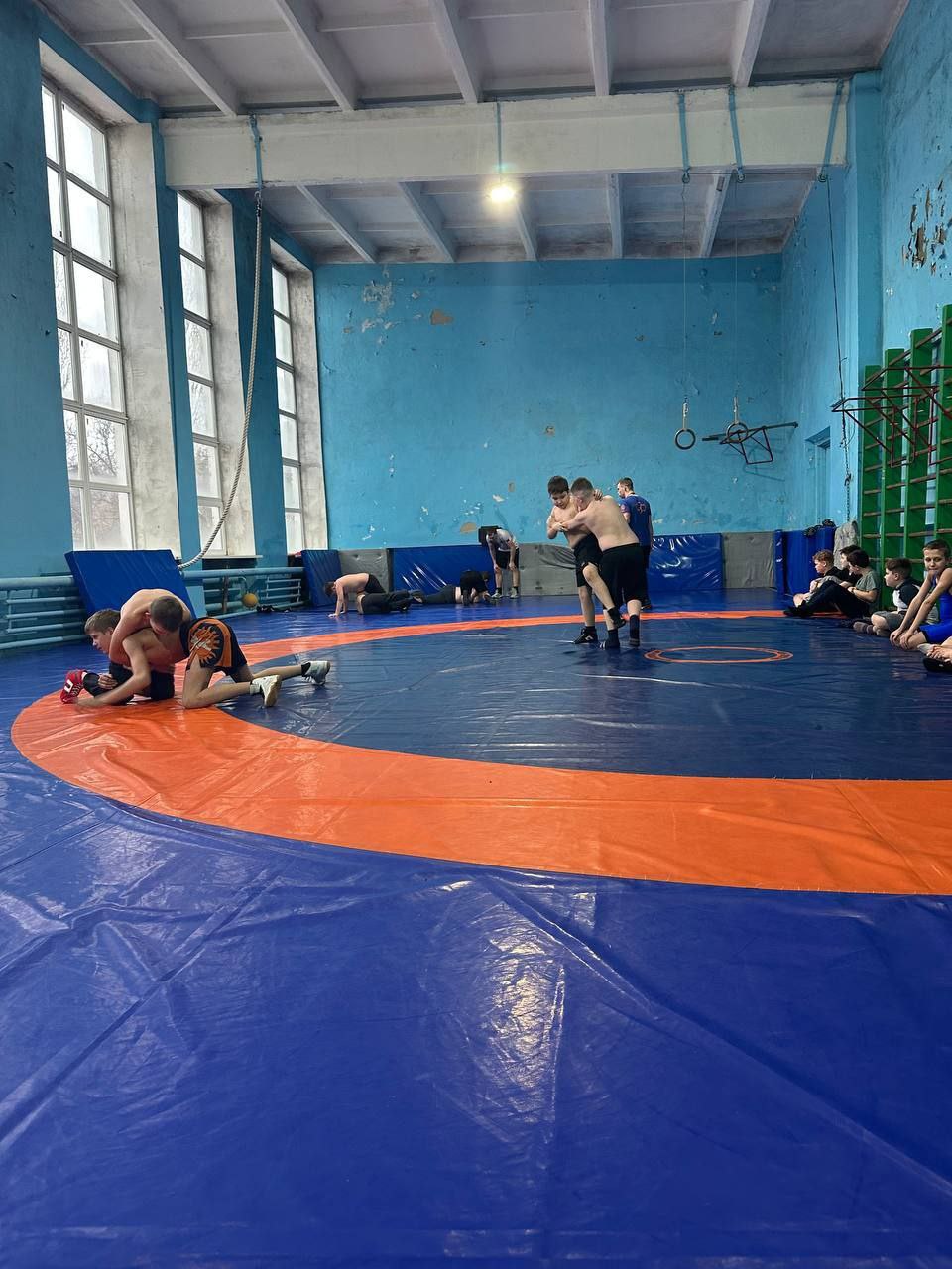 В Краснолучской детско-юношеской спортивной школе № 1 состоялась открытая тренировка по вольной борьбе В Краснолучской детско-юношеской спортивной школе № 1 состоялась открытая тренировка по вольной борьбе