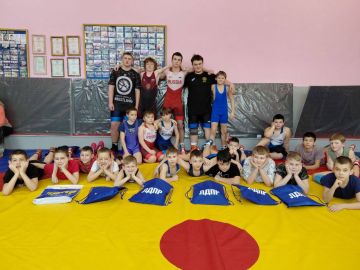 СПОРТ, СИЛА И ХАРАКТЕР. Координатор Кировского МО ЛДПР Егор Свистухин посетил соревнования по греко-римской борьбе, приуроченные к празднованию Дня защитника Отечества