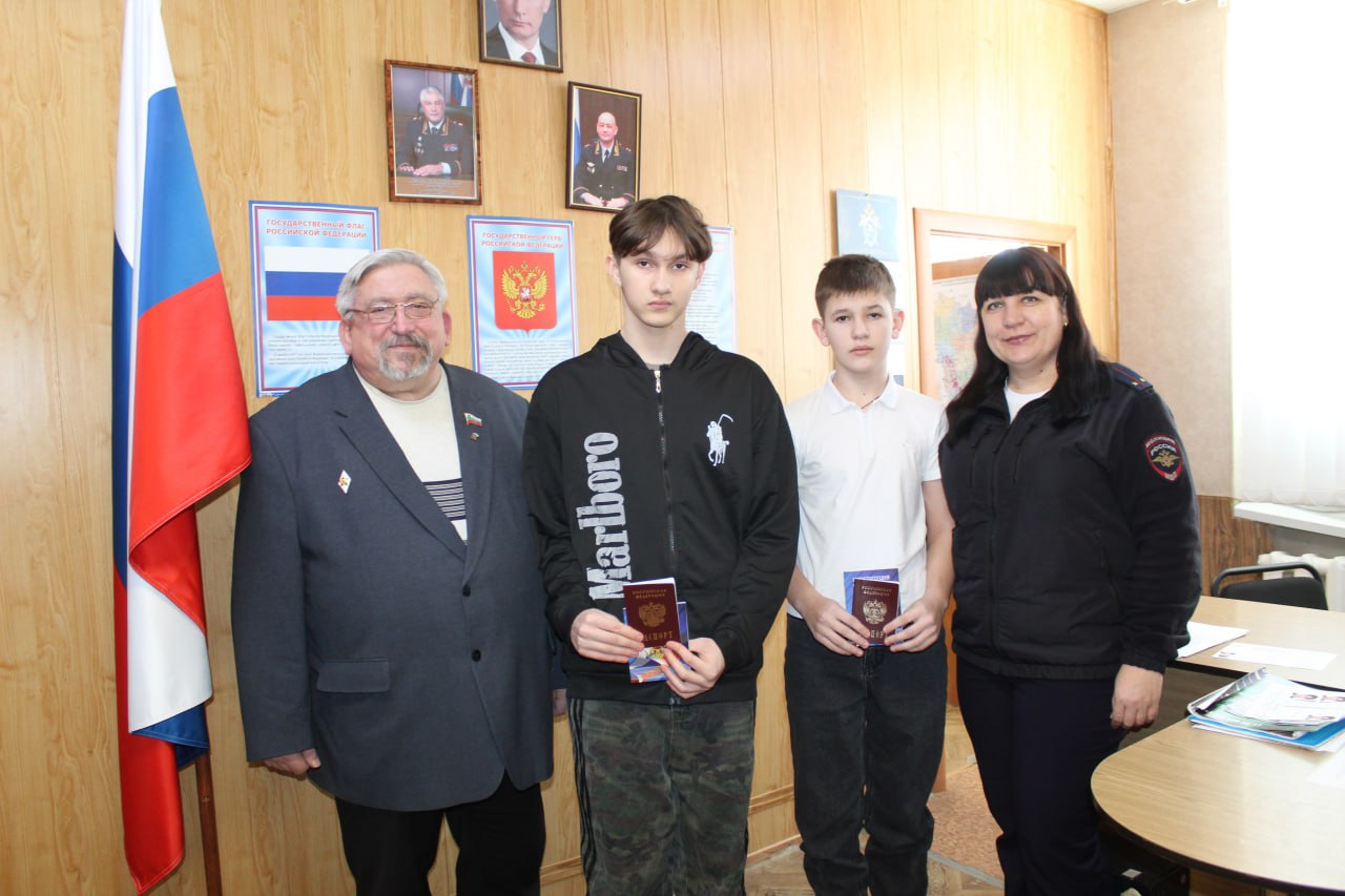 Сегодня накануне Дня защитника Отечества двое молодых жителей Беловодского муниципального округа получили паспорта гражданина Российской Федерации Сегодня накануне Дня защитника Отечества двое молодых жителей Беловодского муниципального округа получили паспорта гражданина Российской Федерации