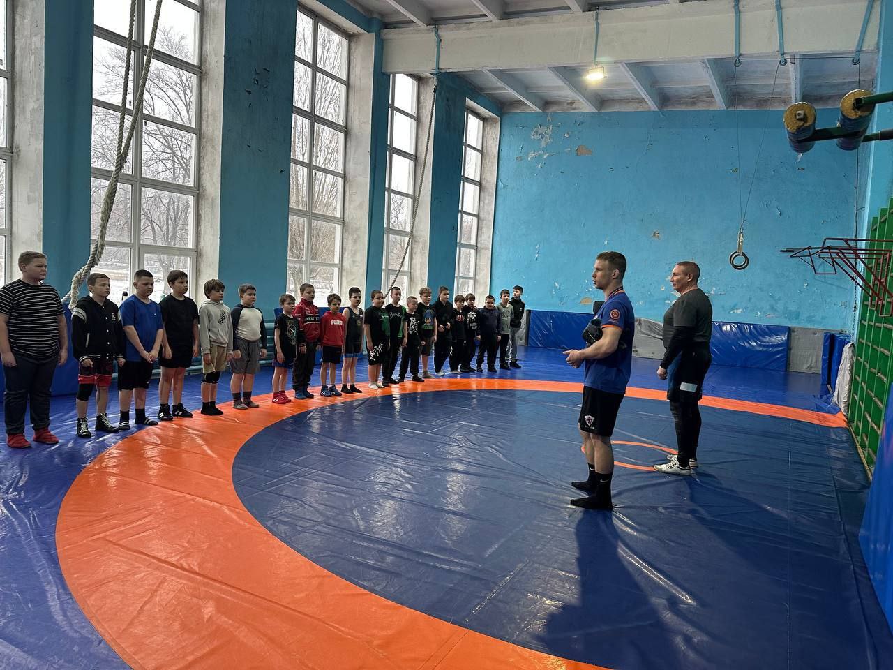 В Краснолучской детско-юношеской спортивной школе № 1 состоялась открытая тренировка по вольной борьбе