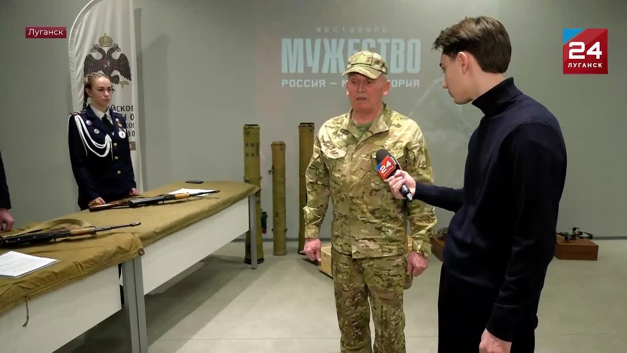 Знать своих защитников: тематическую выставку «Знание. Герои» открыли в Луганском Доме молодежи