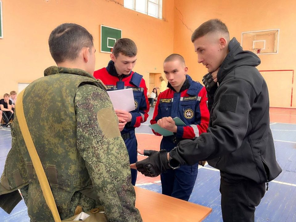 20 февраля на базе Краснодонской средней школы № 1 имени А. М. Горького с размахом прошёл второй день муниципальных военно-спортивных соревнований «Защитник Отечества» среди общеобразовательных учреждений Краснодонского... 20 февраля на базе Краснодонской средней школы № 1 имени А. М. Горького с размахом прошёл второй день муниципальных военно-спортивных соревнований «Защитник Отечества» среди общеобразовательных учреждений Краснодонского...