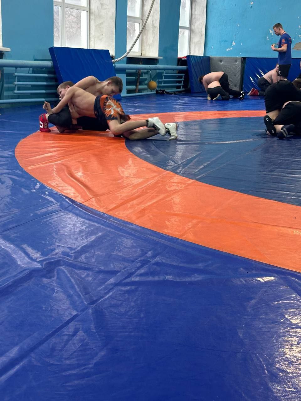 В Краснолучской детско-юношеской спортивной школе № 1 состоялась открытая тренировка по вольной борьбе В Краснолучской детско-юношеской спортивной школе № 1 состоялась открытая тренировка по вольной борьбе