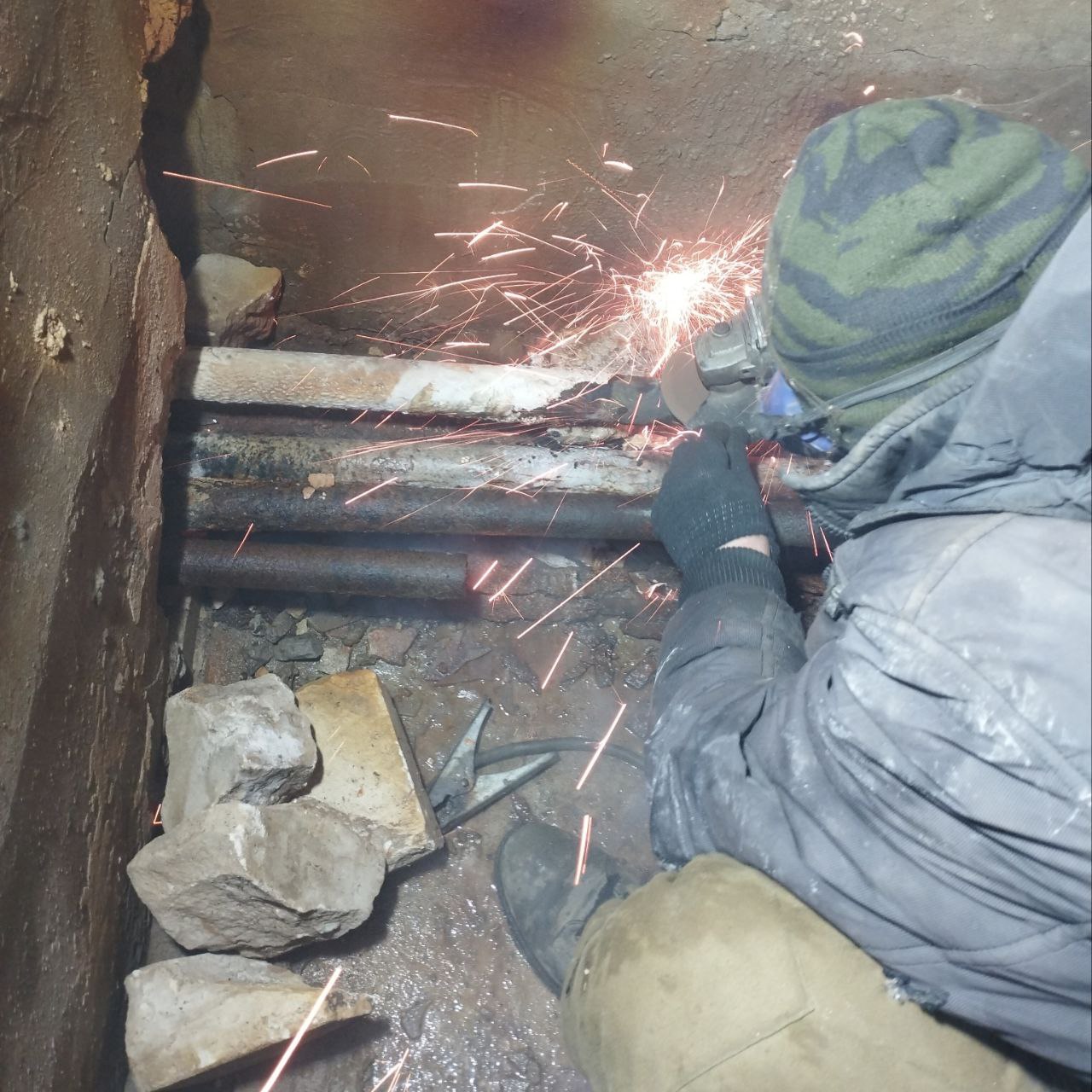 Специалисты Ровеньковского филиала НКО выполняют работы по текущему ремонту системы централизованного отопления многоквартирных домов Специалисты Ровеньковского филиала НКО выполняют работы по текущему ремонту системы централизованного отопления многоквартирных домов