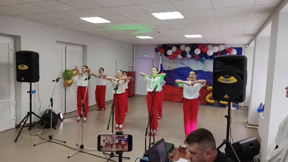 В рамках акции «Zа Победу» в поселке Металлист состоялся праздничный концерт для участников СВО и семей военнослужащих, посвященный Дню защитника Отечества В рамках акции «Zа Победу» в поселке Металлист состоялся праздничный концерт для участников СВО и семей военнослужащих, посвященный Дню защитника Отечества