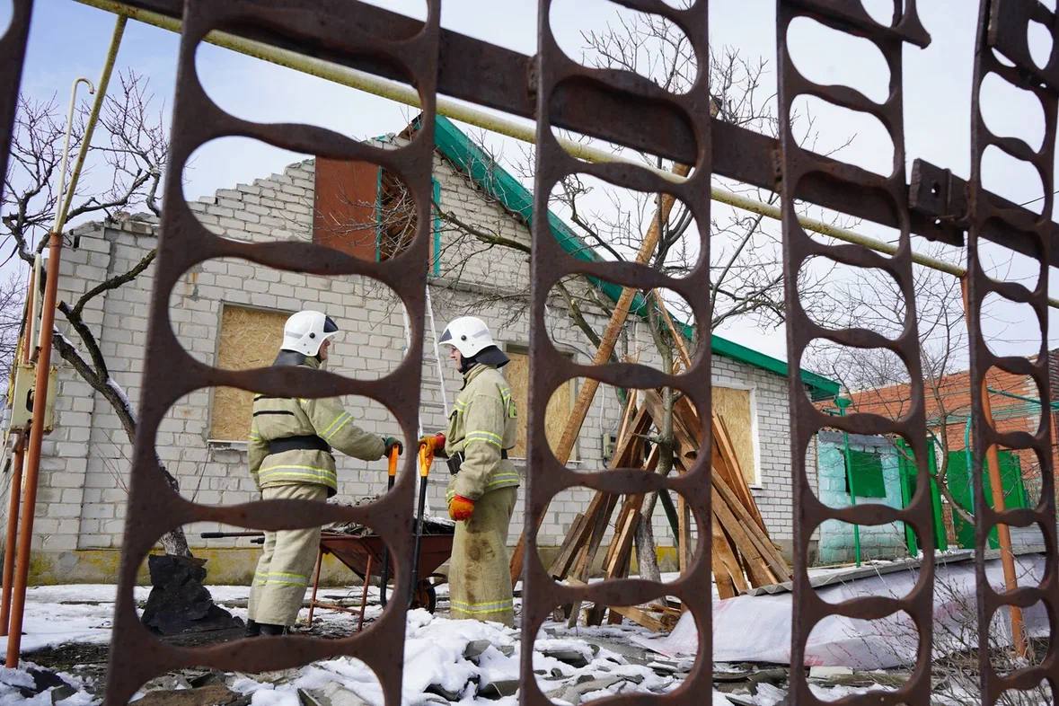 Не ждать, а делать. Добровольцы ЛугРО ВСКС продолжают устранять последствия удара в пгт Центральный Не ждать, а делать. Добровольцы ЛугРО ВСКС продолжают устранять последствия удара в пгт Центральный