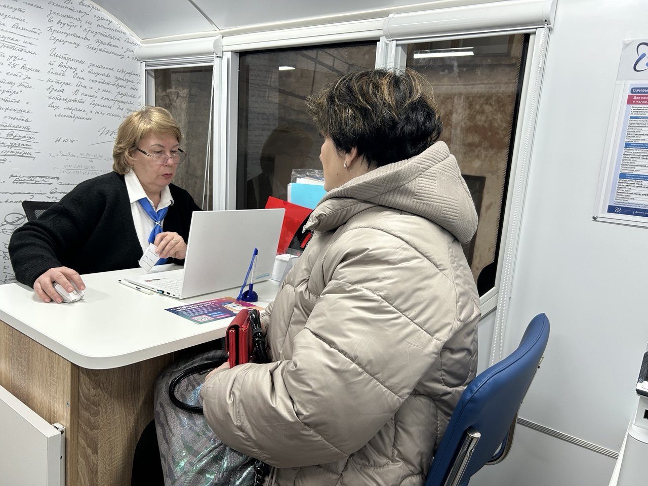 25 февраля возле здания отдела жизнеобеспечения г. Вахрушево работал мобильный центр обслуживания клиентов ОП «ЭНЕРГОСБЫТ»