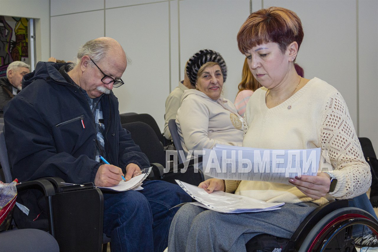 В луганском Доме молодежи прошел семинар «Сам себе мастер», направленный на информирование и обучение людей с инвалидностью практическим навыкам в рамках проекта «Мастерская «Точка опоры» В луганском Доме молодежи прошел семинар «Сам себе мастер», направленный на информирование и обучение людей с инвалидностью практическим навыкам в рамках проекта «Мастерская «Точка опоры»